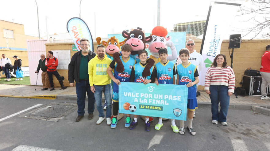 Alertan del peligro de usar pantallas en las comidas infantiles durante la Copa COVAP en Almería