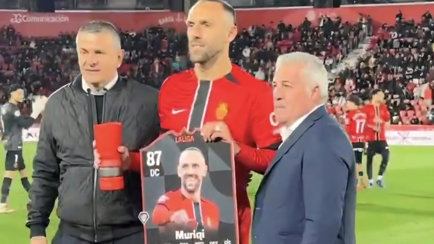 Vedat Muriqi recibió de Stankovic y Soler el premio a jugador del mes