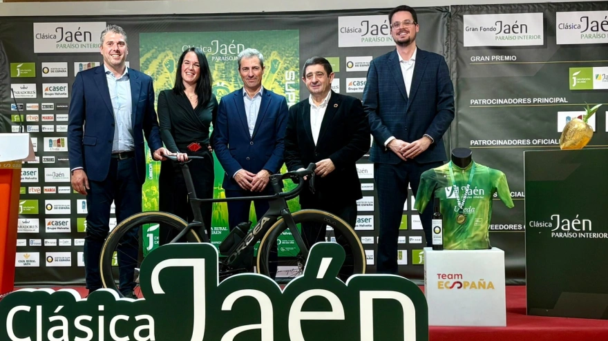 La quinta edición de la prueba del 'sterrato' presenta un duelo estelar entre el británico y el campeón de España en un recorrido modificado por la lluvia