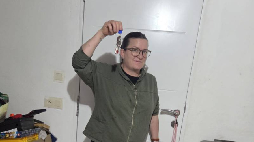 Cecilia con las llaves de su nueva vivienda en Dénia