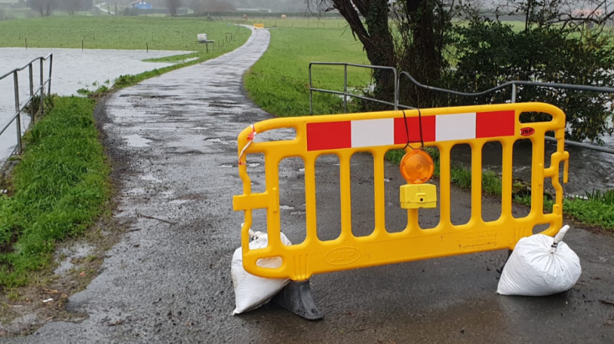 Carretera cortada en Valdoviño por el desbordamiento del río