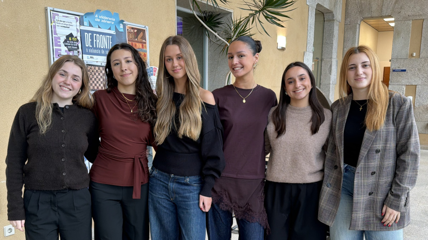 Varias de las alumnas y exalumnas en la sede de la Asociación de Internacionalistas de Galicia (ASIG)