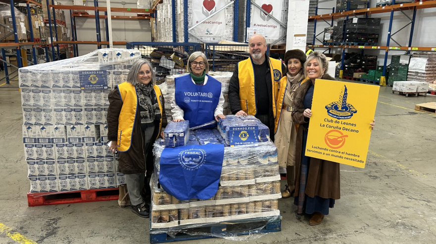 Entrega de alimentos del Club de Leones La Coruña Decano al Banco de Alimentos de la Provincia de A Coruña