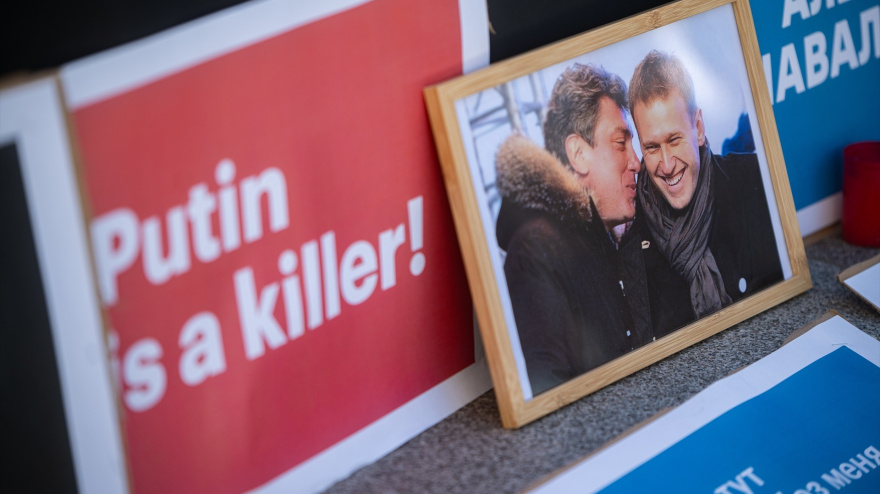 Pancarta de la concentración de La Asociación de Rusos Libres al cumplirse dos años de la muerte de Alexéy Navalni