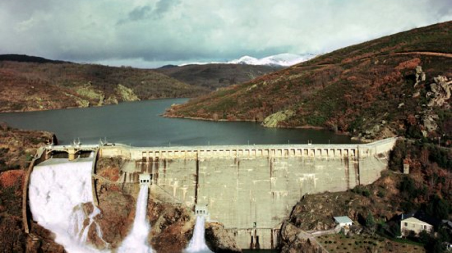 La CHD gestiona 18 embalses en Castilla y León, infraestructuras clave en la cuenca del Duero, como Almendra (Salamanca) y Ricobayo (Zamora), dos de los más grandes de España, pero hay presas de menor tamaño que también cumple una misión fundamental. Los embalses de la cuenca gestionados almacenan este lunes 2.340,4 hectómetros cúbicos (hm3), 105,2 hectómetros más en la última semana, lo que supone el 82 por ciento de su capacidad.