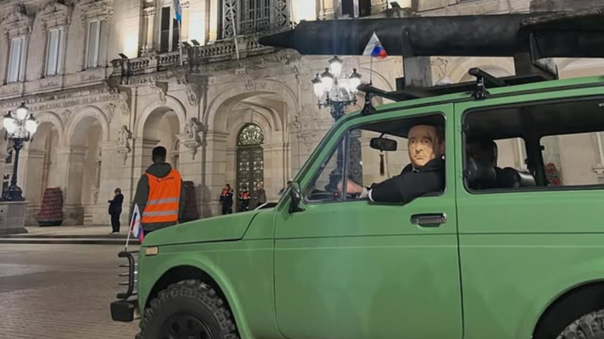 El coche del carnaval de A Coruña conducido por Putin que provocó decenas de llamadas a la Policía. Foto: Instagram bribeslyhills