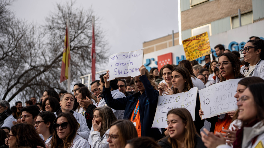 Decenas de médicos y personal sanitario durante una concentración, frente al Hospital Gregorio Marañón, en la primera jornada de huelga general del sector médico a 16 de febrero de 2026, en Madrid (España). Los profesionales médicos y facultativos de toda España están llamados a la huelga esta semana para mostrar su rechazo al Estatuto Marco impulsado por el Ministerio de Sanidad, que cuenta con el visto bueno de varios sindicatos para su aprobación, y exigir un texto propio para el colectivo, que reconozca sus particularidades y responsabilidad laboral.Gabriel Luengas / Europa Press16/2/2026