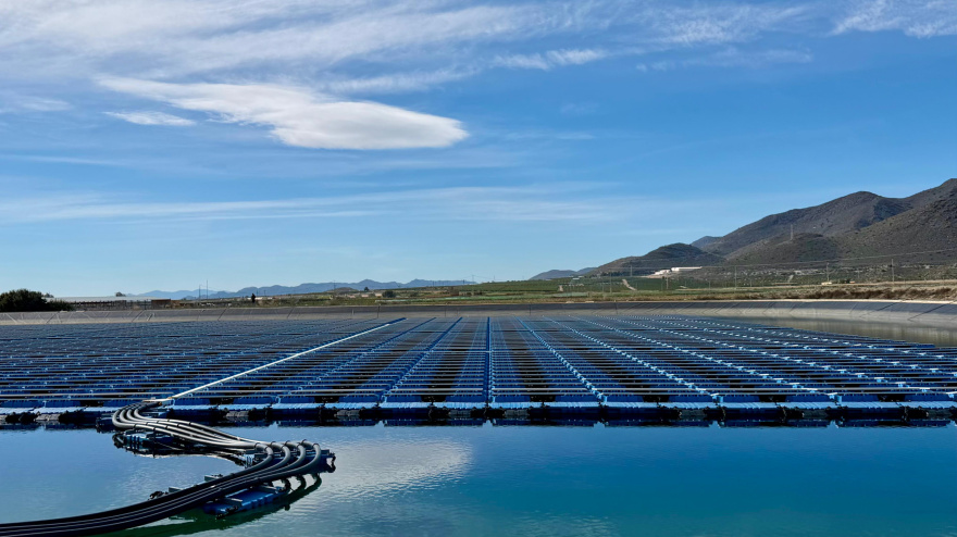Balsa de riego en Puerto Lumbreras con placas solares flotantes