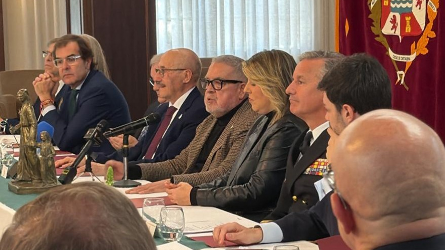 Jesús Muñoz junto a la alcaldesa y el resto del jurado