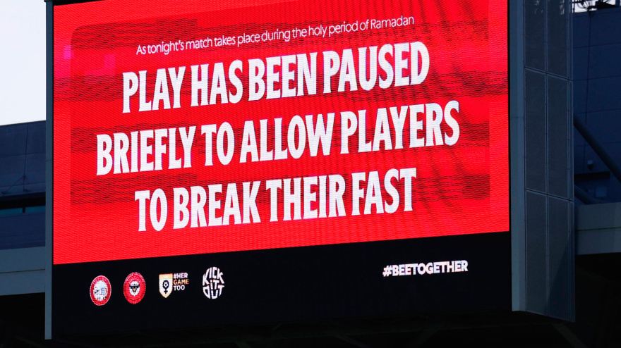Cartel que anuncia una parada de hidratación por los jugadores musulmanes en un partido de la Premier League