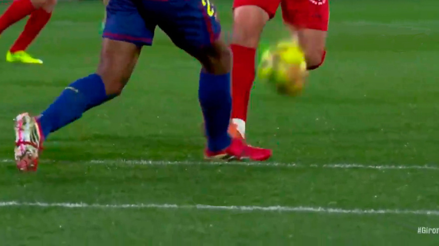 ¿Hay falta de Echeverri sobre Koundé en el 2-1 del Girona al Barcelona?