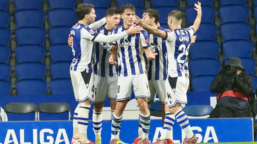 La Real Sociedad B celebra uno de sus dos goles en el Real Sociedad B - Málaga