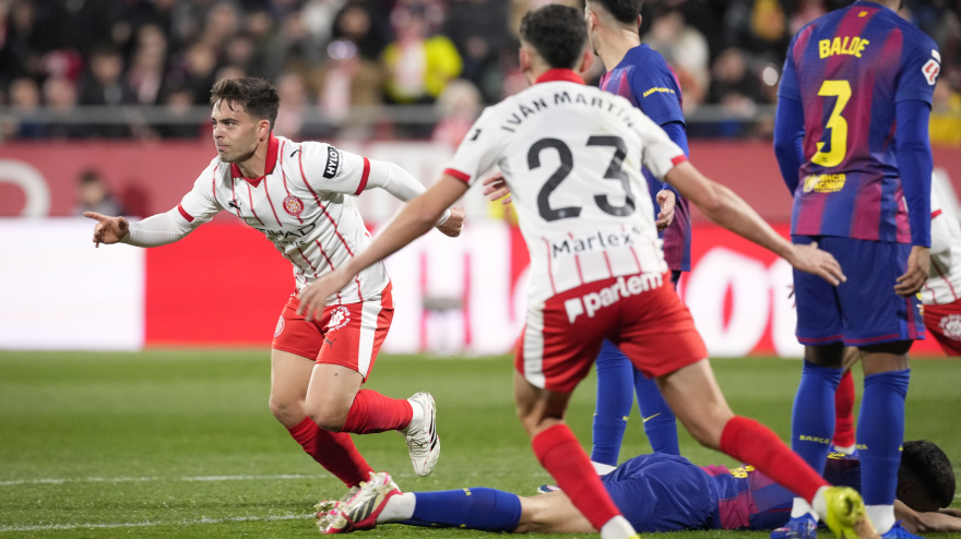 Los jugadores del Barça tras el gol de Fran Beltrán en el Girona - Barcelona