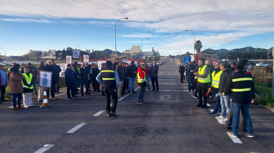 Trabajadores de Sabic en la puerta de la empresa