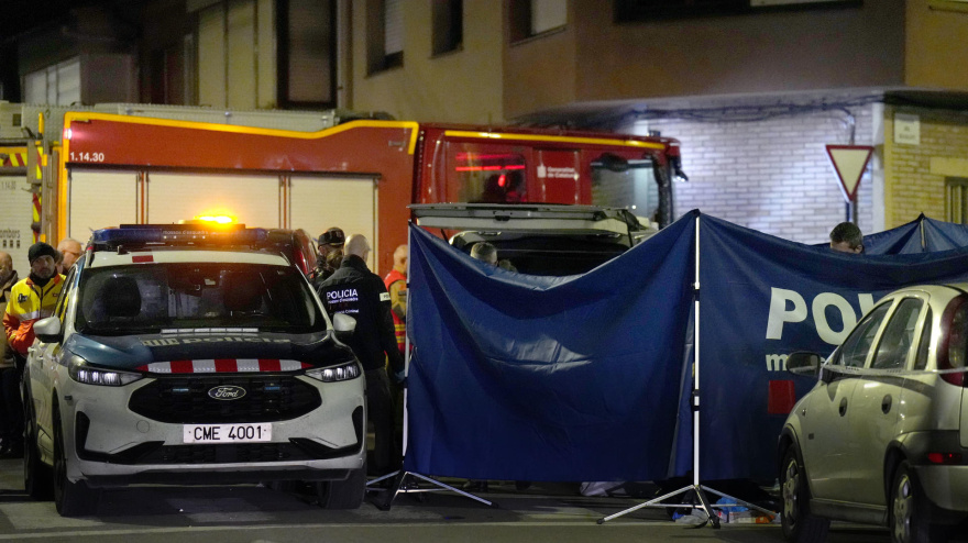 Cinco personas han muerto en un incendio registrado este lunes en un bloque de pisos en la localidad barcelonesa de Manlleu. EFE/Siu Wu