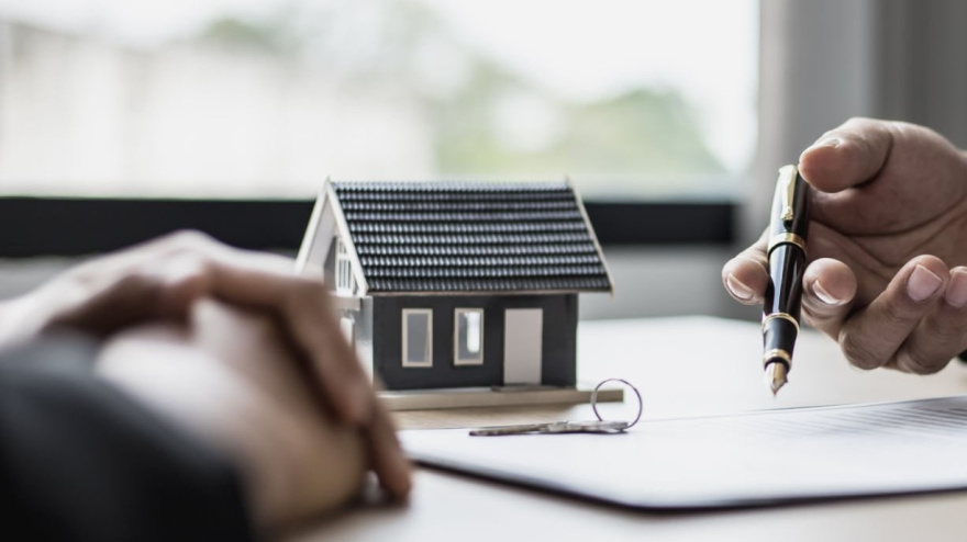 The employee is explaining the rent details and calculating the monthly rent to the tenant before signing the contract. The concept of renting a house.