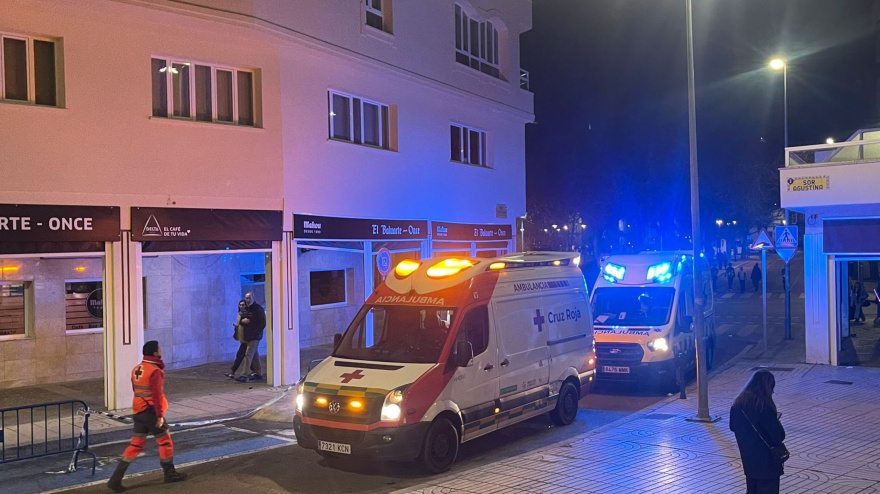 Ambulancia de Cruz Roja Extremadura durante el pasado lunes en las calles de Badajoz