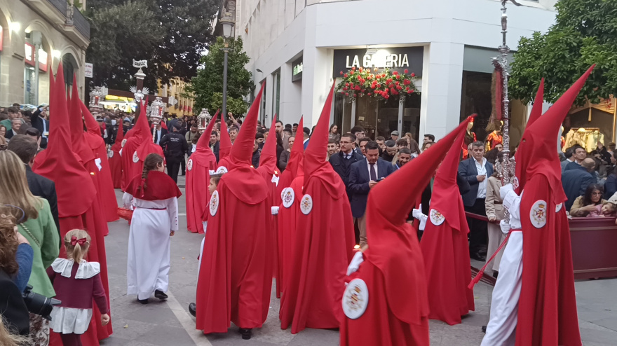 Nazarenos en el Lunes Santo inestable de 2025