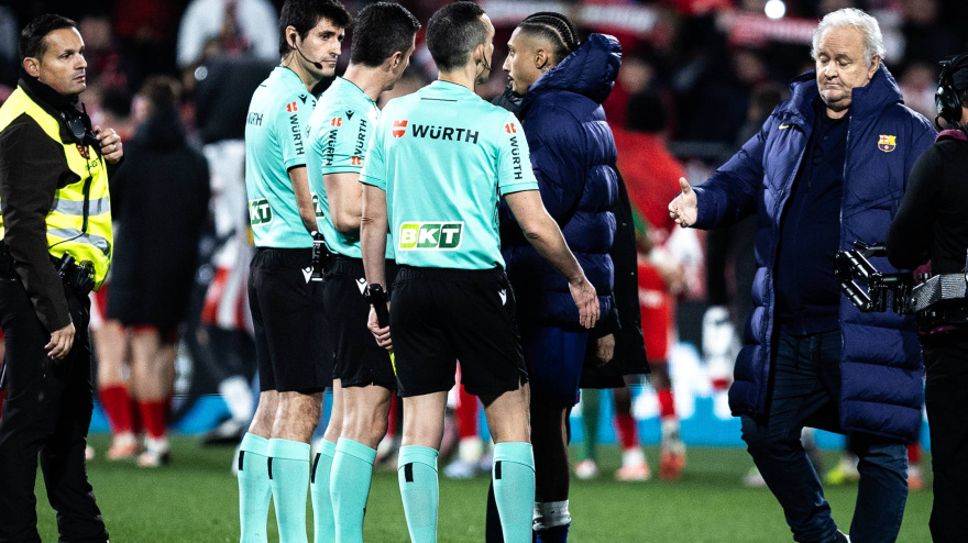 Raphinha habla con el colegiado Soto Grado tras el Girona-Barça