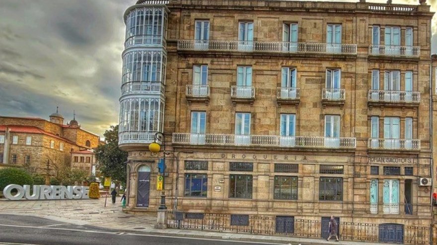 El restaurante Miguel González está situado cerca de la Plaza Mayor y del monumento de As Burgas