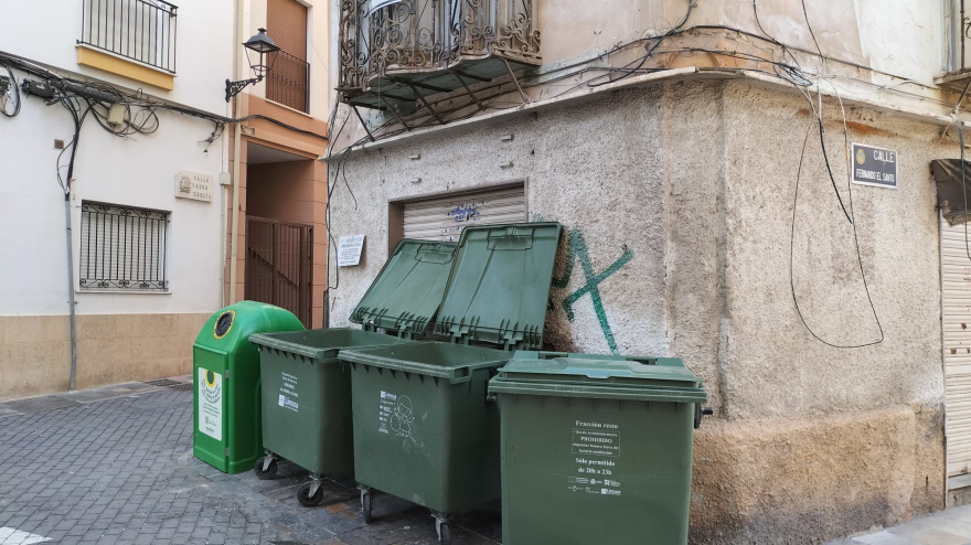 Zona de contenedores en la Casa del Reloj, en el casco histórico de Lorca