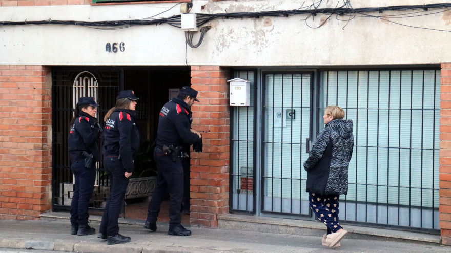 Entrada de la vivienda de Manlleu donde se ha desencadenado la tragedia