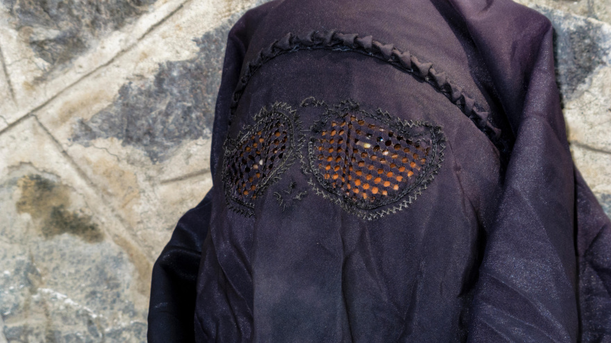 El burka, originario de Afganistán, oculta todo el cuerpo de la mujer