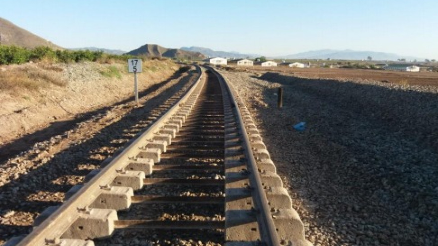 Vías del tren como las que se instalarán en el tramo Lorca-Vera