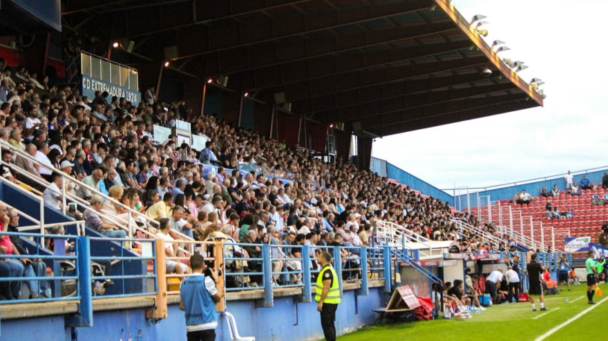 Afición del Extremadura en el estadio Francisco de la Hera