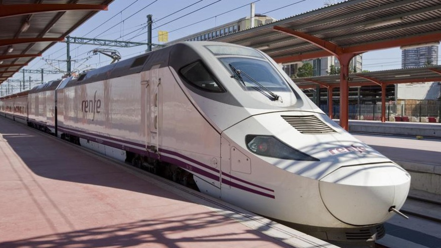 Tren Alvia detenido en la estación