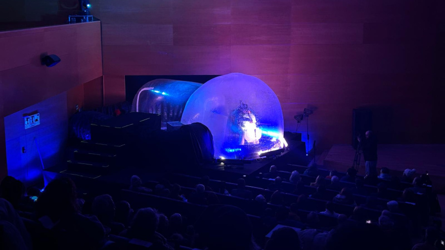 Giovanni Sollima con su violonchelo de hielo, cubierto de una burbuja de plástico