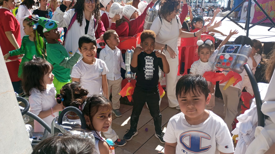 El Carnaval escolar en la plaza del Ayuntamiento
