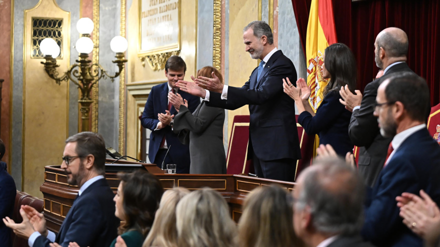 Los reyes de España son recibidos con aplausos a su llegada al acto institucional que conmemora la Constitución de 1978 en el Congreso de los Diputados
