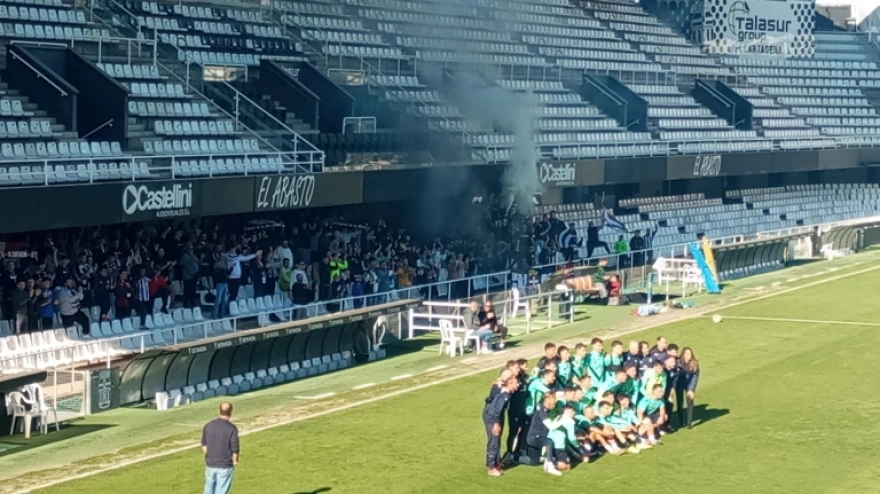 Afición en un entrenamiento del primer derbi