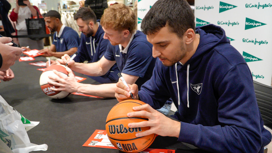 Cuatro jugadores de UCAM CB firman autógrafos en El Corte Inglés