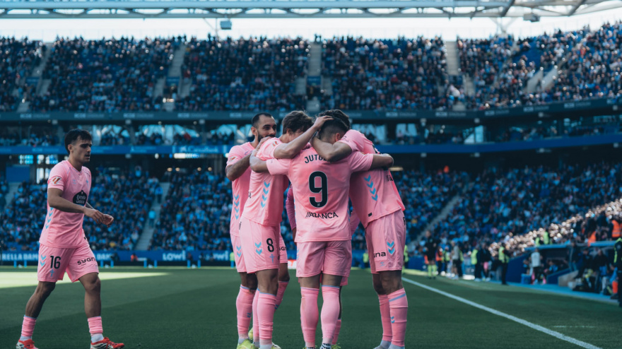 Los jugadores del Celta celebran uno de los goles del equipo en Cornellá
