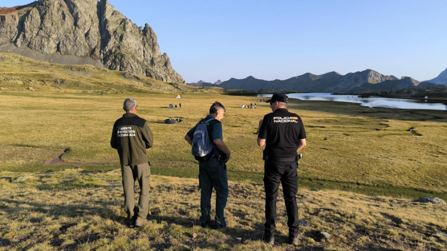 Agentes para la Protección de la Naturaleza colaboran con la Guardia Civil y la Policía Nacional para controlar acampadas ilegales en el entorno del ibón de Anayet, en una imagen de archivo de 2025.