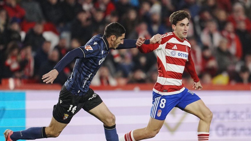 Alemañ y el exjugador del granada Bodiger en el partido frente al Ceuta de la primera vuelta