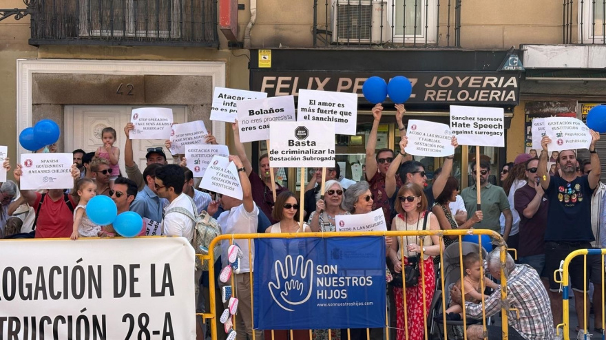 Manifestación convocada por la asociación de familias de gestación subrogada Son Nuestros Hijos ante el Ministerio de Justicia para pedir que se pueda inscribir a menores en los consulados, a 7 de junio de 2025