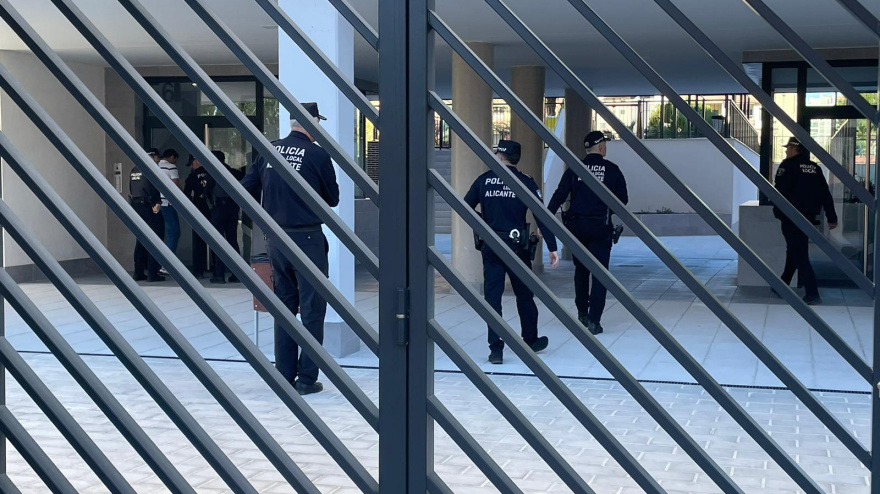 Los agentes acceden a la urbanización de la polémica.