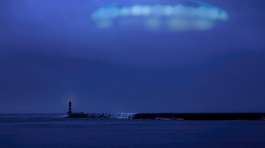 Ovni sobre la desembocadura del río por la noche