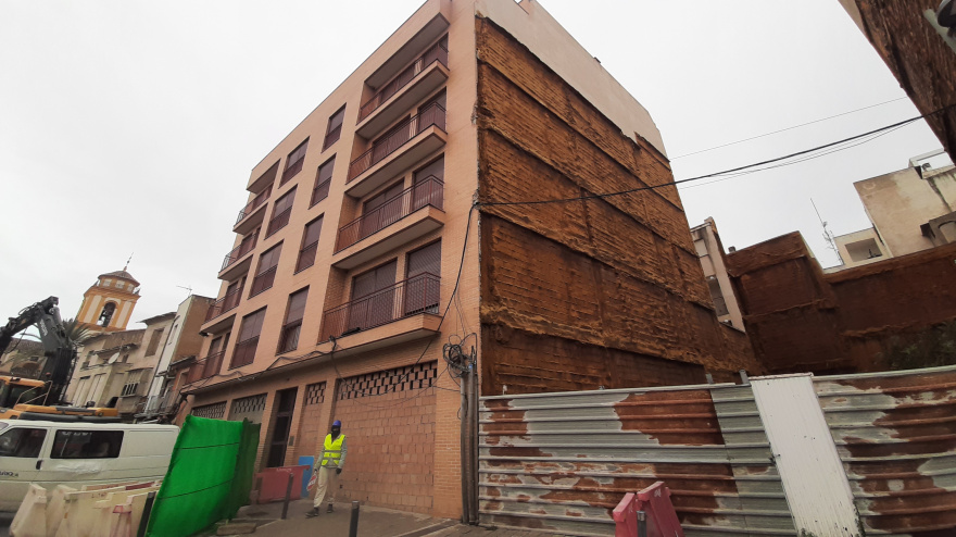 Bloque de pisos en Lorca propiedad de la Sareb cerrado a cal y canto