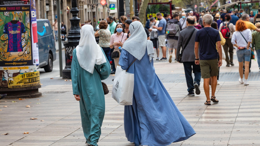 Mujeres musulmanas vestidas con ropa islámica tradicional van de compras. en Barcelona
