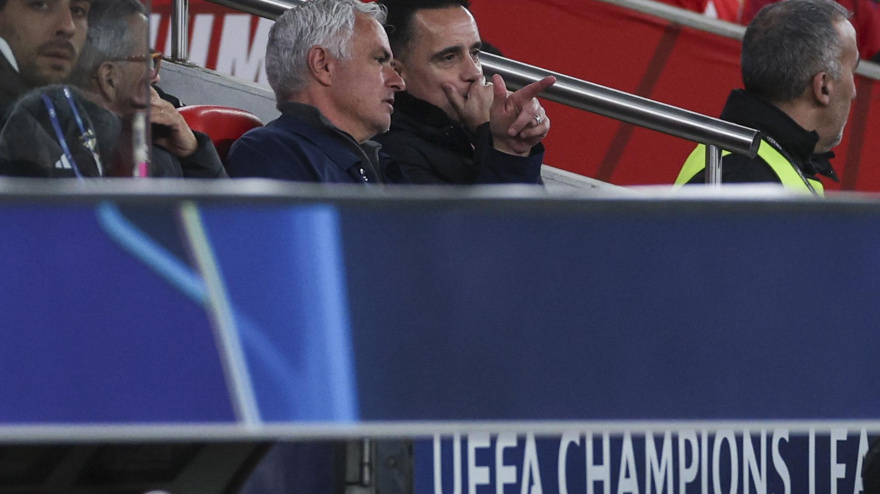 El entrenador del Benfica, José Mourinho (C), en las gradas tras ser expulsado por el árbitro durante el partido de ida de los play-offs de la UEFA Champions League entre el Benfica y el Real Madrid en Lisboa, Portugal.