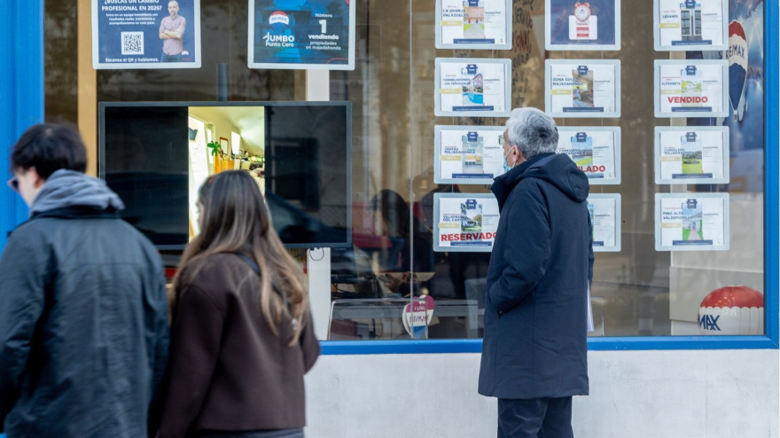 Un hombre junto a una inmobiliaria