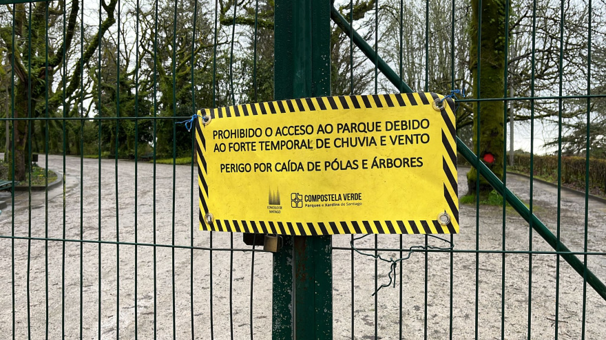 Acceso cerrado al parque de La Alameda de Santiago por aviso meteorológico