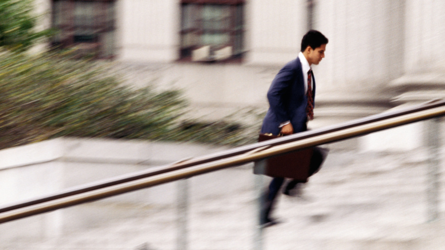 Hombre entrando tarde a trabajar