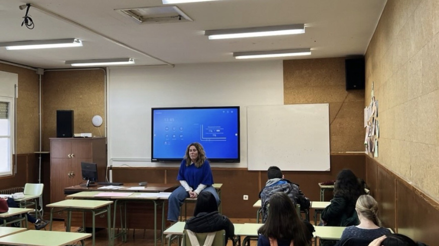 Olvido Moratinos impartiendo la charla en el instituto