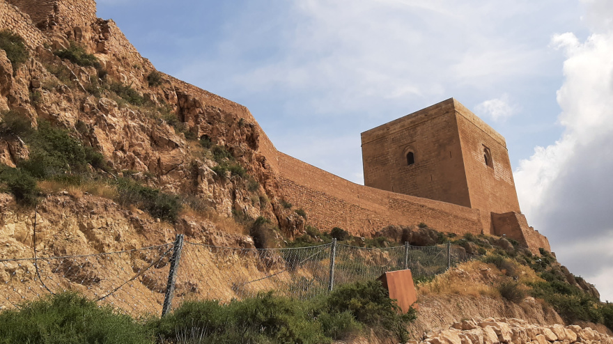 Vista del castillo de Lorca con la torre Alfonsina