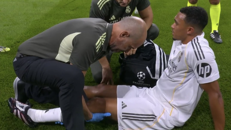 Manuel Arroyo asiste al jugador del Real Madrid Trent Alexander-Arnol